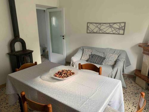 亞維札諾的住宿－Il giardino delle rose，客厅配有桌子和沙发