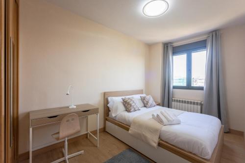 a bedroom with a bed and a desk and a window at For Your Rentals Amplio y luminoso apartamento en Orcasitas - Wifi BEA25 in Madrid