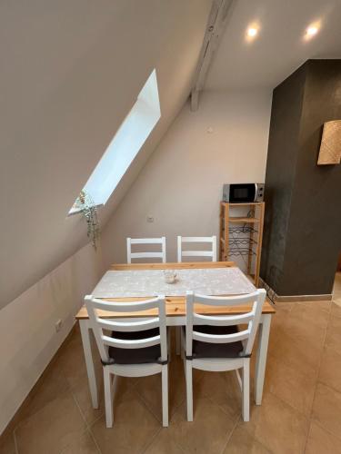 uma sala de jantar com uma mesa branca e cadeiras em Ferienwohnung Mangold em Neuenkirchen