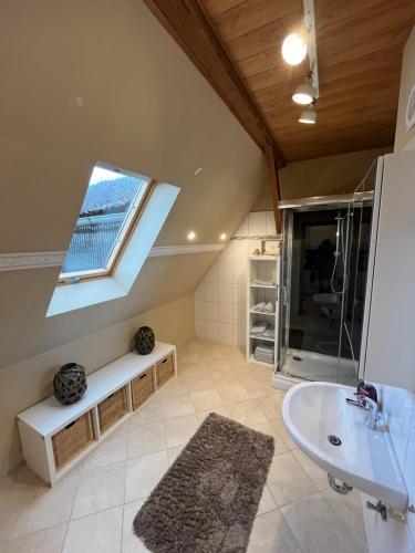 uma casa de banho com um lavatório e uma janela em Ferienwohnung Mangold em Neuenkirchen