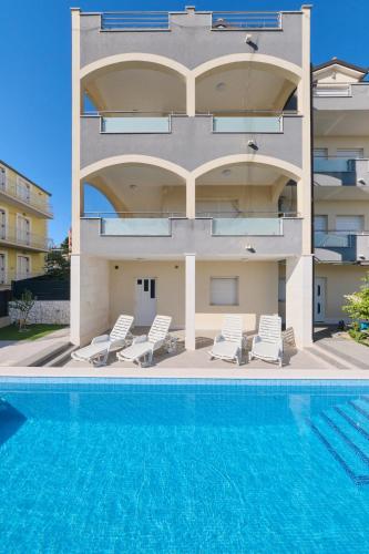 M&M Holiday House with a Pool