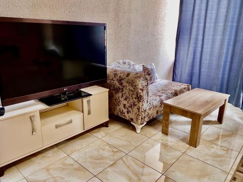 Una televisión o centro de entretenimiento en Rio Hotel
