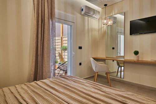 um quarto com uma cama e uma secretária com uma cadeira em Beautiful City Center Apartment em Zakynthos