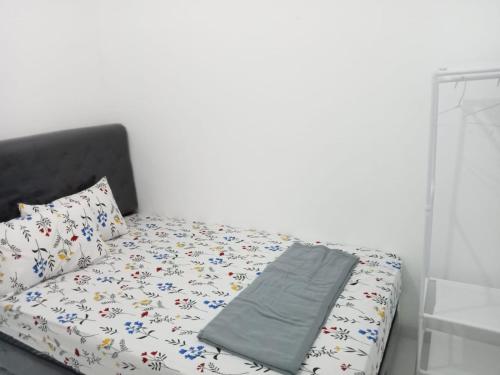 - un lit avec un drap et un oreiller dans l'établissement KENARI P25 HOMESTAY, à Purwokerto