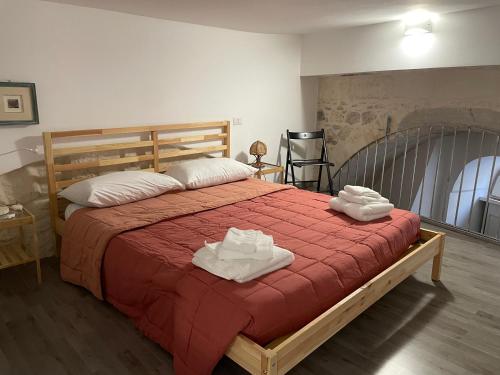 Un pat sau paturi într-o cameră la ponte vecchio b&b