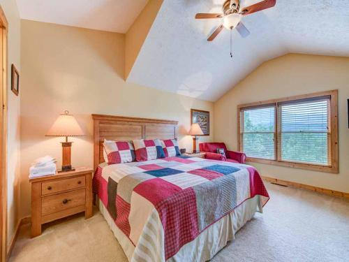Un pat sau paturi într-o cameră la Highpoint Escape, 3 Bedrooms, Mountain Views, Hot Tub, WiFi, Sleeps 10