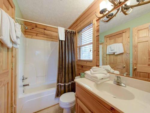 Vonios kambarys apgyvendinimo įstaigoje Highpoint Escape, 3 Bedrooms, Mountain Views, Hot Tub, WiFi, Sleeps 10