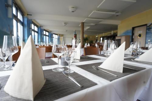 - une table avec des verres à vin et des serviettes dans l'établissement StroamCamp Schwedt, à Schwedt-sur-Oder