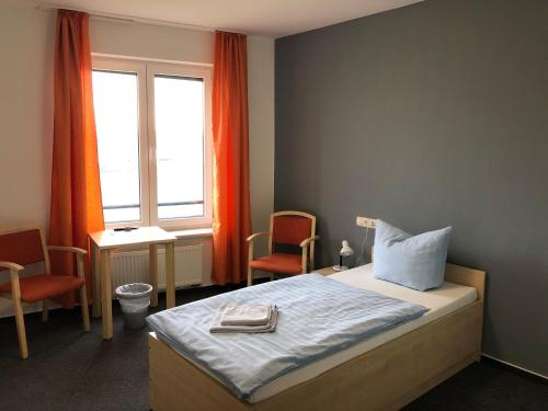 um quarto com uma cama, 2 cadeiras e uma janela em StroamCamp Schwedt - a84452 em Schwedt