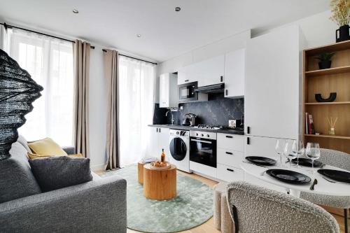 - une cuisine avec un canapé et une table dans une chambre dans l'établissement Welcoming apartment - 1BR-4P - Sacré-Cœur, à Paris