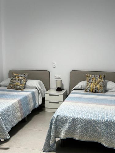 1 Schlafzimmer mit 2 Betten und einem Nachttisch in der Unterkunft Casa Haize Alaia in Playa Blanca