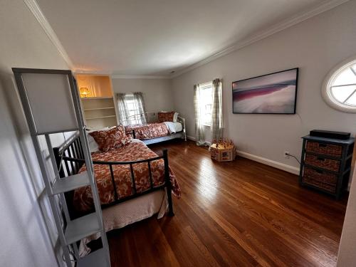 un soggiorno con un letto e una scala di Idyllic County Escape a Timonium