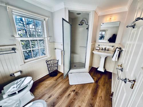 un bagno con doccia, WC e lavandino di Idyllic County Escape a Timonium