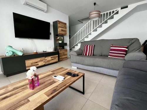 ein Wohnzimmer mit einer Couch und einem Couchtisch in der Unterkunft Casa Haize Alaia in Playa Blanca