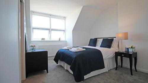 Postel nebo postele na pokoji v ubytování Sea front luxury apartment with sea views