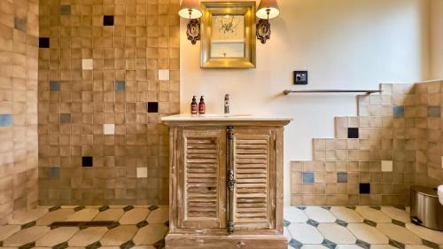 La salle de bains est pourvue d'un lavabo et d'un miroir. dans l'établissement Brigadoon Boutique Guesthouse, à Swakopmund