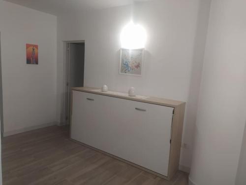 Una habitación blanca con una mesa con luz. en Vivienda vacacional casa Dora en Valverde