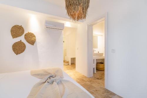 a white room with a bed and a bathroom at Giritimu B'yaz in Selimiye