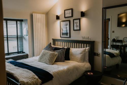 Un dormitorio con una cama con almohadas encima. en 37 Jubilee Street, en Llandudno