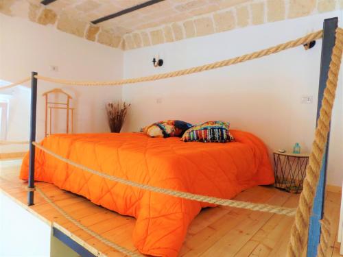 Ce lit se trouve dans un dortoir doté d'une moustiquaire. dans l'établissement Il Cervo Apartment, Historic City Centre, à Brindisi