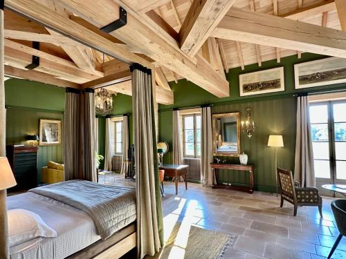 a bedroom with green walls and a bed in a room at Chateau des Arpentis in Amboise