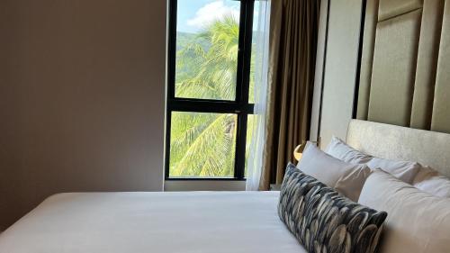 sypialnia z dużym łóżkiem i oknem w obiekcie Panora Surin mountain view by EIE.ASSIA w mieście Ban Lum Fuang
