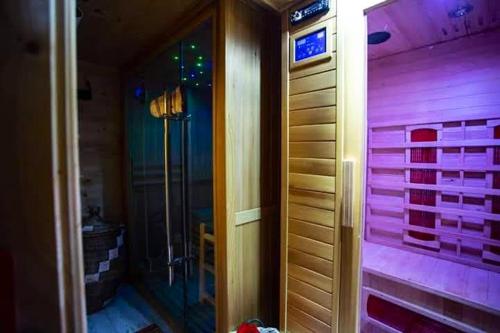 baño con ducha a ras de suelo con iluminación púrpura en 2 bedrooms chalet with sauna enclosed garden and wifi at Gratillon en Villeneuve