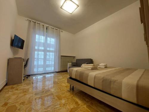 ein Schlafzimmer mit einem Bett und einem TV in der Unterkunft Loft Bergamo in Bergamo