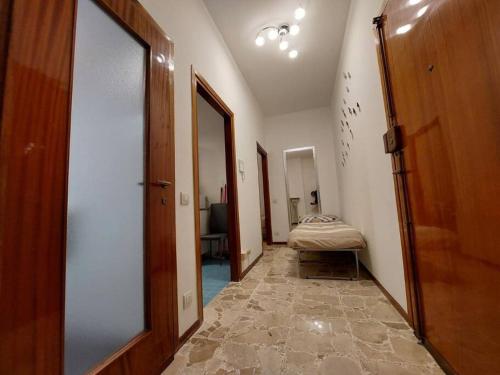 einen Flur mit einem Zimmer mit einem Bett und einer Tür in der Unterkunft Loft Bergamo in Bergamo