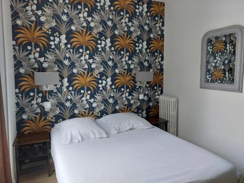 Un dormitorio con papel pintado azul y dorado y una cama. en Le Royalty, en Angers