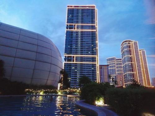 Gallery image of Aveline Suites Cozy Skyline View ACQUA Private Residences near Rockwell Makati in Manila