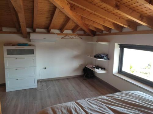 a bedroom with a bed and a window at Petite Vista Douro in Valença do Douro