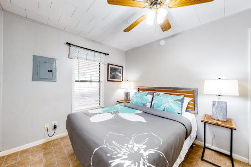 um quarto com uma cama e uma ventoinha de tecto em Riverhaus em McQueeney