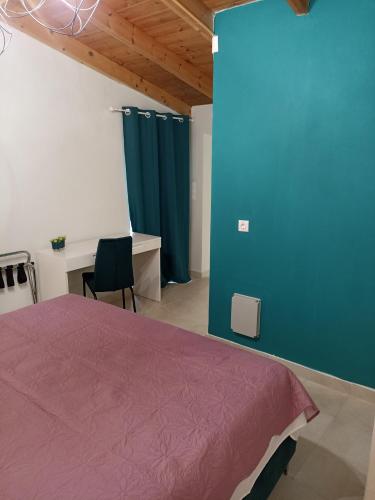 ein Schlafzimmer mit einem lila Bett und einer blauen Wand in der Unterkunft Vita vi in Afionas