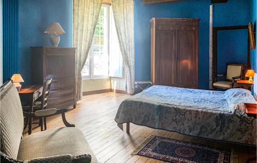 - une chambre avec un lit, un bureau et une fenêtre dans l'établissement 2 Bedroom Stunning Home In Chinon, à Chinon