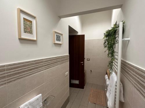 bagno con cabina doccia e servizi igienici di Zara Palace - Ariosto a Scafati