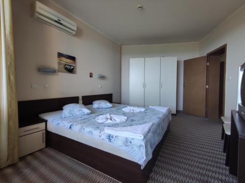 ein Schlafzimmer mit einem großen Bett in einem Zimmer in der Unterkunft Europroperties Nikea Park in Goldstrand