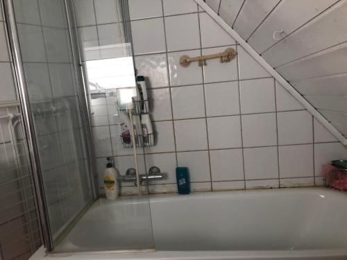 Das Bad ist mit einer Dusche und einer Badewanne ausgestattet. in der Unterkunft Almenningsgata 9A in Stavanger