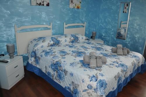 una camera da letto con un letto e asciugamani di B&B Arena Family a Fagnano Castello