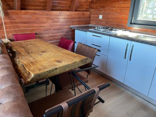 ArsinにあるHarmanlı Bungalovのキッチン(木製テーブル、椅子、カウンター付)