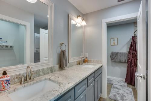 uma casa de banho com 2 lavatórios e um espelho grande em Cozy Mount Vernon Cabin Rental Near Fishing Lakes! em Mount Vernon
