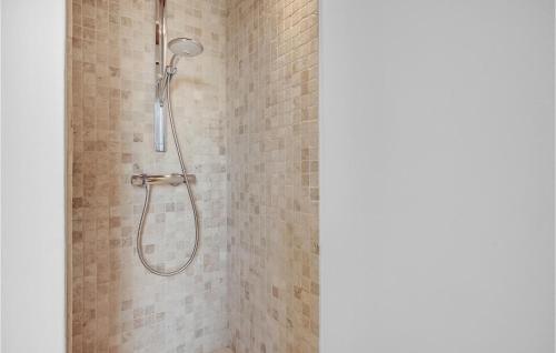 La salle de bains est pourvue d'une douche avec un pommeau de douche. dans l'établissement Beautiful Home In Glesborg With House Sea View, à Bønnerup Strand