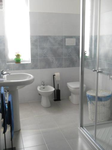ein Bad mit einem Waschbecken und einem WC in der Unterkunft Appartamento Al Ponte in Marone