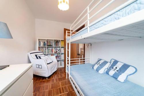 een kleine kamer met een stapelbed en een bank bij Duży Apartament w Helskiej Villi in Hel