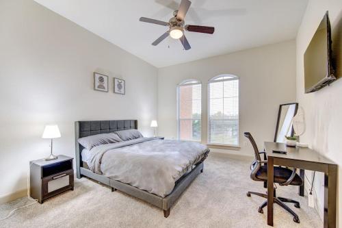 a bedroom with a bed and a desk and a ceiling fan at Resort-style Pool, Gym/Garage, 1Br, Medical Center in Houston