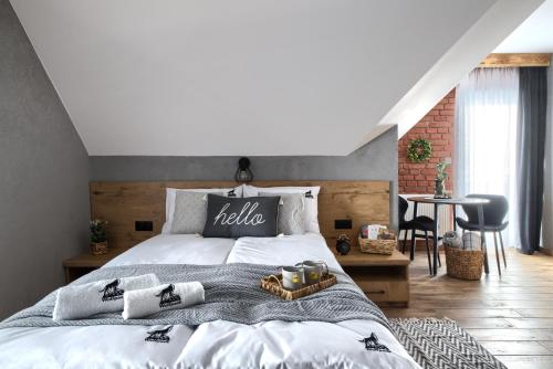 Łóżko lub łóżka w pokoju w obiekcie Wolfpack Guest House