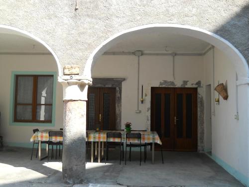 an archway with a table and chairs in a building at Appartamento Al Ponte in Marone