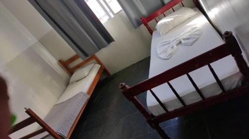 - une chambre avec 2 lits superposés et une fenêtre dans l'établissement Pousada 146, à Campos dos Goytacazes