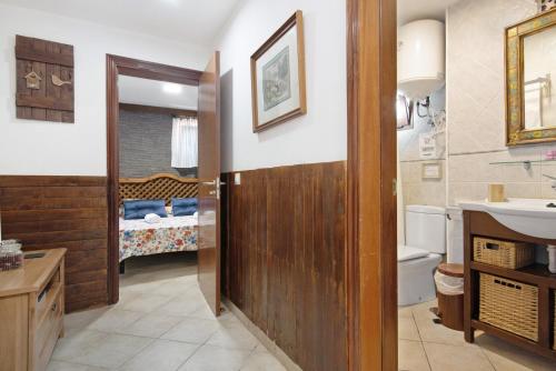 a bathroom with a sink and a toilet at La Casita de Vals in Valsequillo