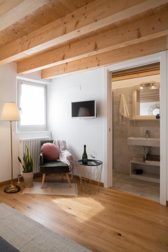 a living room with a chair and a sink at Agriturismo Podere del Bosc in Valmareno